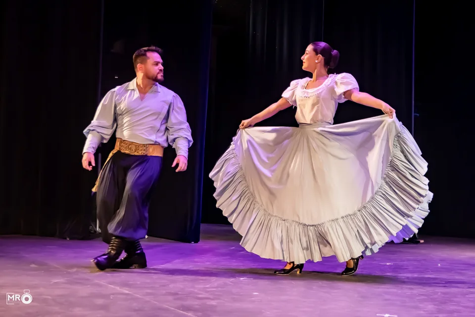 Pareja de baile en escena